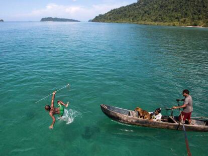 Un pescador Moken salta de su barca con una lanza para pescar en el archipi&eacute;lago Myeik, Myanmar, el 8 de mayo de 2017.  