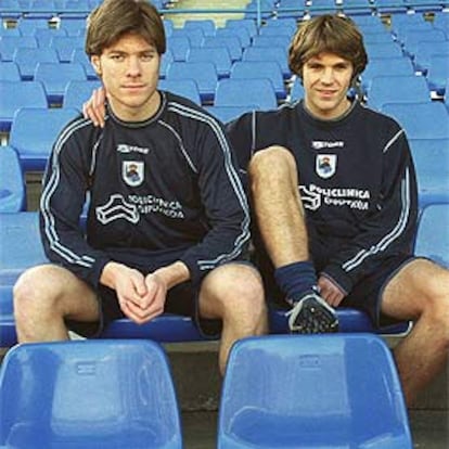 Xabi (izquierda) y Mikel Alonso, en la grada de Anoeta.