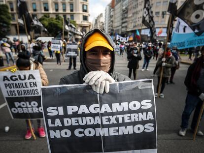 Grupos sociales se manifiestan contra de la crisis económica, este miércoles en Buenos Aires (Argentina).