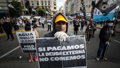 Grupos sociales se manifiestan contra de la crisis económica, este miércoles en Buenos Aires (Argentina).