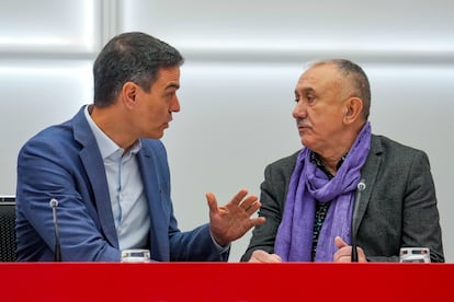 Pedro Sánchez, junto al secretario general de UGT, Pepe Álvarez, durante la reunión de la comisión ejecutiva federal del PSOE, este lunes en Madrid.