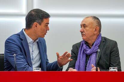 Pedro Sánchez, junto al secretario general de UGT, Pepe Álvarez, durante la reunión de la comisión ejecutiva federal del PSOE, este lunes en Madrid.