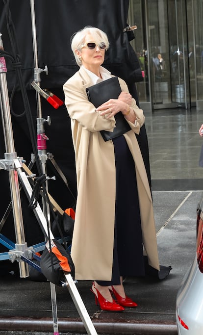 Es el caso de los zapatos rojos con los que Miranda Priestly (interpretada por Meryl Streep) remata este estilismo. Se trata de unos stilettos destalonados de Jacquemus –el modelo slingbacks altos Cubisto–, que no tardaron en esfumarse de la web del diseñador después de que salieran a la luz las fotos del rodaje de esta segunda parte en la que la gran directora de Runway tendrá que lidiar con el declive de las revistas impresas frente al auge del mundo digital. El resto del look, compuesto por pantalones azul marino, una camisa blanca y un abrigo tipo gabardina, es pura atemporalidad y un ejercicio de coherencia con el estilo de Priestly en la primera entrega.