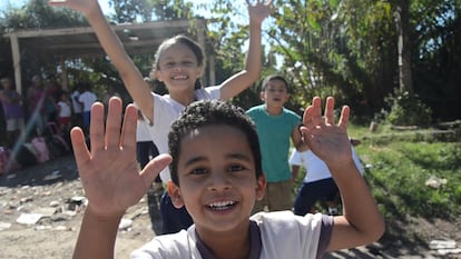 Los niños de la comunidad juegan mientras esperan al autobús escolar, el único que llega hasta la Vila Nova Esperança.