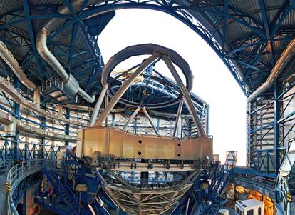 Esqueleto. Interior de uno de los cuatro telescopios. Cada uno cuenta con una lente de 8,2 metros de diámetro y está protegido por una estructura de ocho pisos de altura.