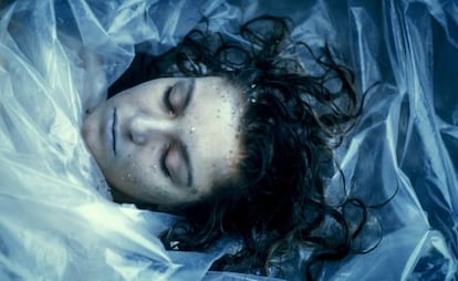 El hallazgo del cuerpo de Laura Palmer, envuelto en plástico, marca el inicio del misterio en Twin Peaks