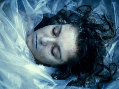 El hallazgo del cuerpo de Laura Palmer, envuelto en pl&aacute;stico, marca el inicio del misterio en Twin Peaks