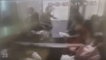 Una captura del incidente en el ascensor.