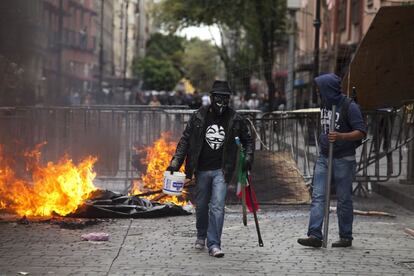 Dos manifestantes anarquistas en las calles aledañas al centro de la Ciudad de México.