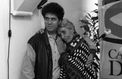 Pedro Almodóvar y Chabela, en la Cadena Ser en 1993.