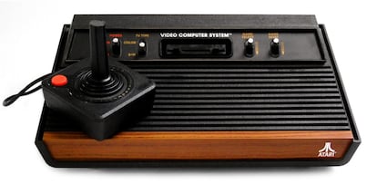 La camaleónica Atari, la pionera empresa de juegos de arcade fundada en 1972, es una de las compañías que más simpatías ha suscitado dentro del mundo 'geek'. Muchos jugadores de aquella primera generación, que solo reconocerán a la empresa en la actualidad por su logo retro-futurista, disfrutaron jugando a títulos míticos como 'Commando', 'Double Dragon' o 'Kung Fu Master'. La fiebre por los videojuegos en 16-bit sigue en alza en pleno siglo XXI: un hotel en Ámsterdam ofrece a sus clientes habitaciones ambientadas en el estilo Arcade de las videoconsolas que reinaron en los años ochenta y noventa.