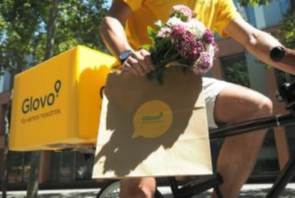 Uno de los repartidores en bici ('glovers') de la empresa Glovo, creada en 2015.