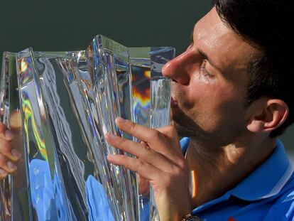Djokovic besa el trofeo de Indian Wells.