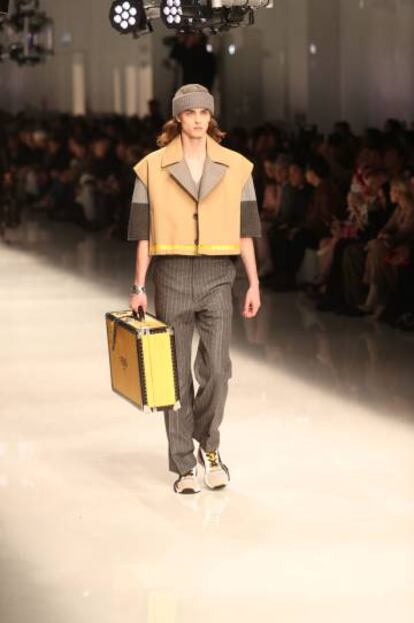 Un modelo desfila para Fendi en Milán, en enero de 2020.