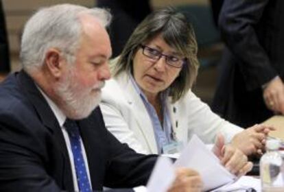 La consejera del Mar gallega, Rosa Quintana (d), conversa con el ministro de Agricultura del Gobierno español, Miguel Arias Cañete, durante el Consejo de ministros de Agricultura y Pesca de la Unión Europea celebrado hoy en Bruselas, Bélgica.