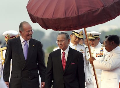 Bhumibol conversa con el actual rey emérito de España, Juan Carlos I, durante la segunda visita de Estado que realizaron los monarcas españoles a Tailandia, en febrero de 2006.