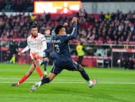 Ounahi marca el gol del Girona ante la oposición de Militão.