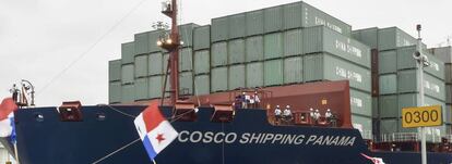 Un barco chino entra en el canal de Panamá.