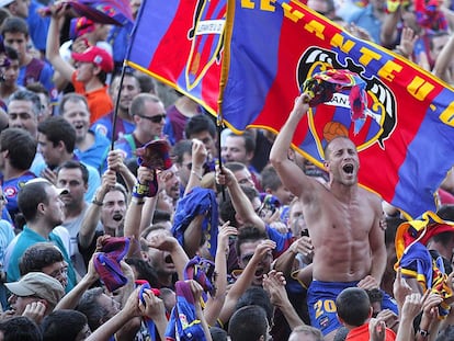 Euforia de los aficionados del Levante UD, que enarbolaron banderas azulgranas, ayer, tras conseguir el ascenso a primera división.