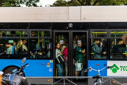 Uno de los autobuses de refuerzo en su ruta a Ciudad Universitaria.