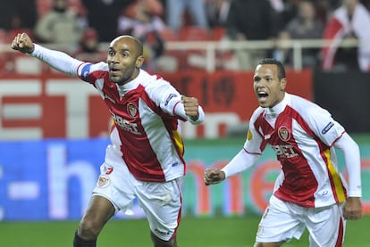 Kanouté y Luis Fabiano celebran el segundo gol del Sevilla.