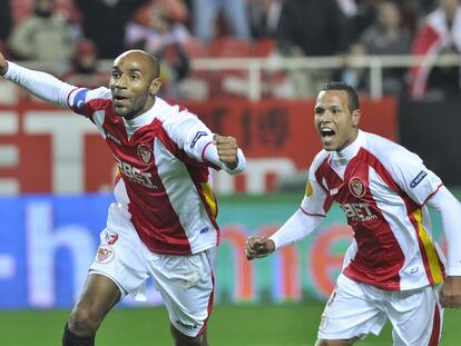Kanouté y Luis Fabiano celebran el segundo gol del Sevilla.