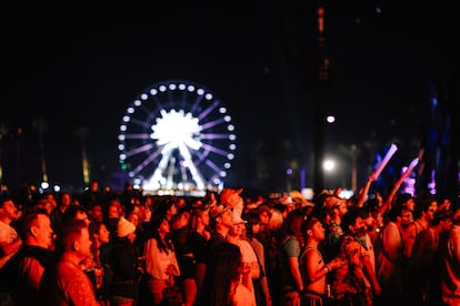  Una multitud escucha a Boygenius actuar el segundo día del primer fin de semana en Coachella.