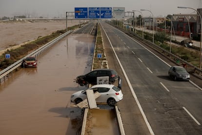 La CV-30 cortada por las intensas lluvias, este miércoles en Valencia.