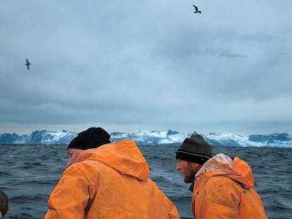 Trond Dalgard y Yom-Gunnar Johansen, dispuestos a izar las redes llenas de bacalaos salvajes en las inmediaciones de las islas Lofoten.