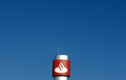 Logotipo de Santander en una torre en su sede operativa en Boadilla del Monte (Madrid).