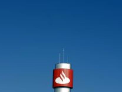 Logotipo de Santander en una torre en su sede operativa en Boadilla del Monte (Madrid).