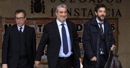 Miguel Ángel Rodríguez, en el centro, saliendo de los juzgados en 2013.