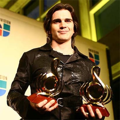 El cantante colombiano Juanes, con sus premios Lo Nuestro, en la gala celebrada en Miami.
