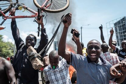 Partidarios del candidato de la Súper Alianza Nacional Raila Odinga se manifiestan en las calles de Kisumu (Kenia) por el boicot de las próximas elecciones.