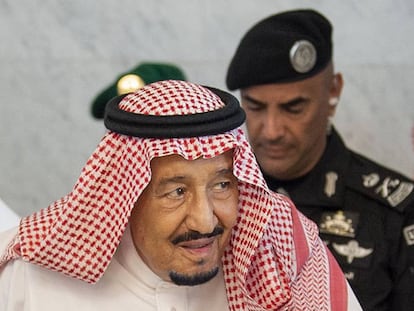 El rey saudí Salmán, junto a su guardaespaldas, el general Abdel Aziz al-Fagham el 25 de septiembre de 2019 en Yeddah.