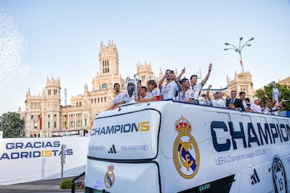 El conjunto blanco llega a Cibeles