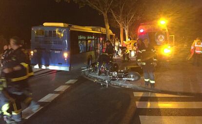 La moto y el autobús siniestrados en Puente de Vallecas.