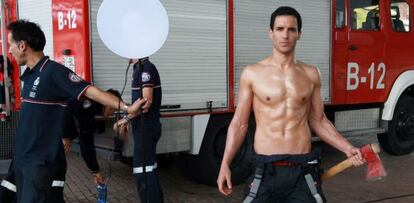 Un bombero posa para las fotos del calendario 2015.