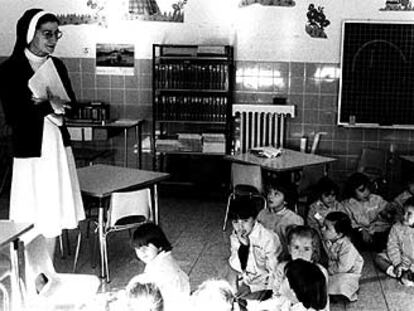 Una clase de educación infantil en un colegio religioso, en 1998
