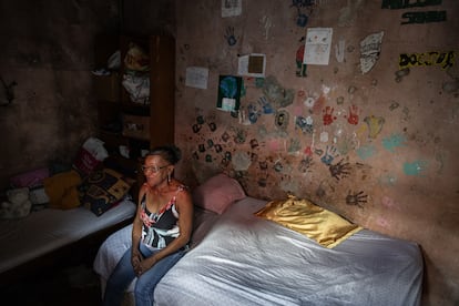 Zélia Oliveira da Silva, en el cuarto donde vive con su hija y dos nietas, en el barrio de Vila São José, en la periferia de São Paulo, el pasado 31 de octubre.