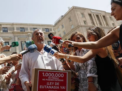 Un miembro de la plataforma Change.org frente al Congreso el pasado viernes, donde se entregó la petición de despenalizar la eutanasia.