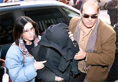 Francisca González, cubierta con una chaqueta, llega al juzgado escoltada por dos guardias civiles.