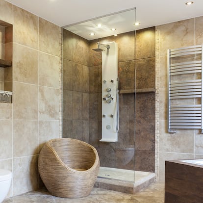 Artículo de EL PAÍS Escaparate que describe las mejores ofertas en columnas de ducha con hidromasaje de Leroy Merlin