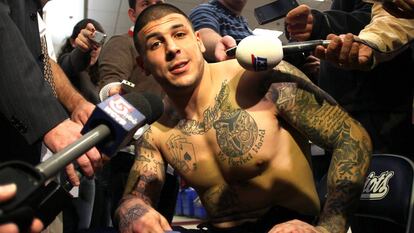 Aaron Hernandez después de jugar un partido con los New England Patriots en 2012, un año antes de ser detenido.