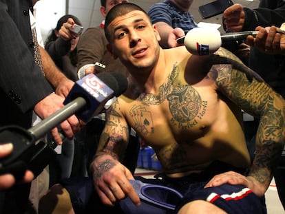 Aaron Hernandez después de jugar un partido con los New England Patriots en 2012, un año antes de ser detenido.