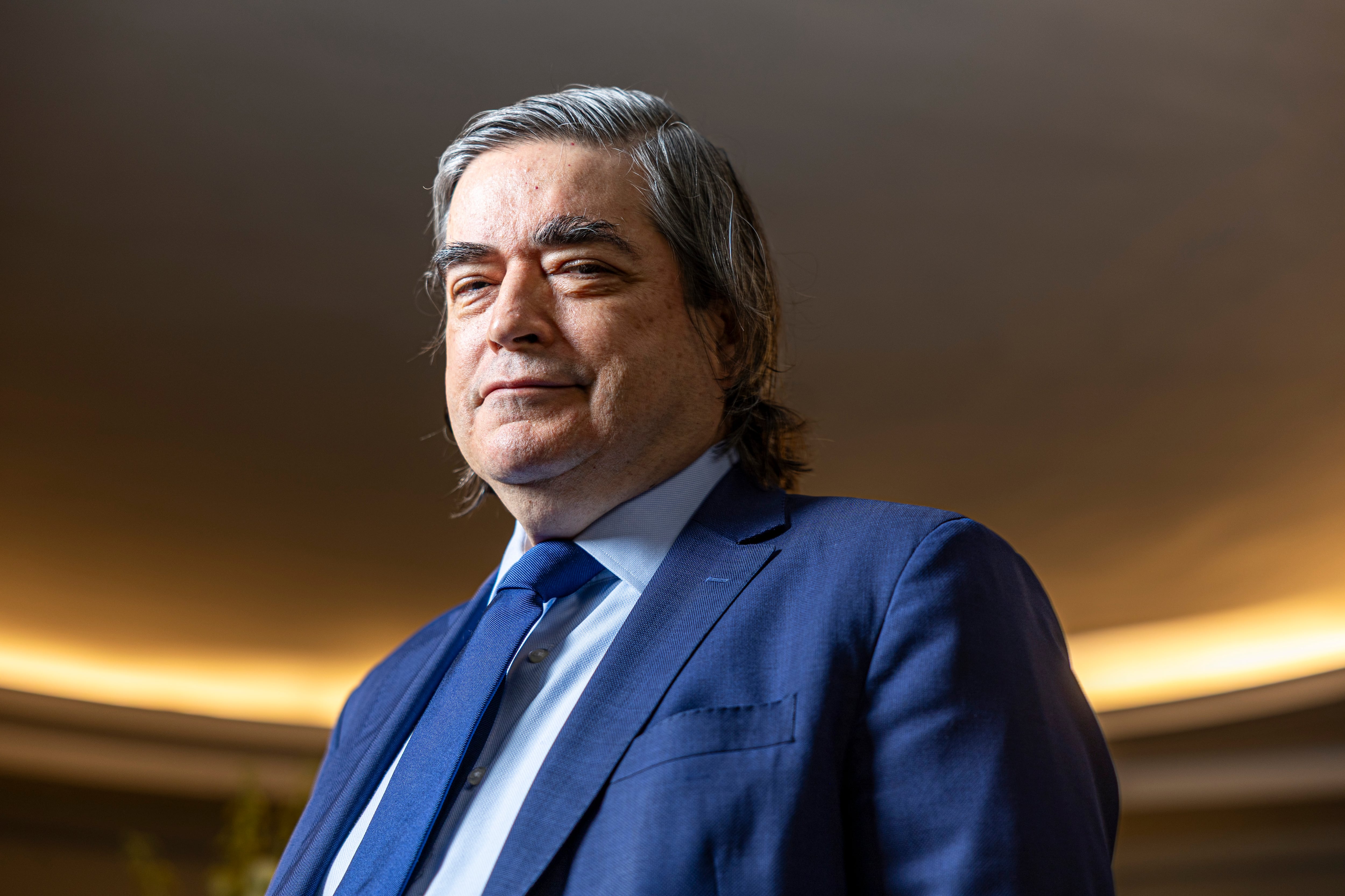 “Detesto consistentemente a Trump, pero le tengo que agradecer que me haya hecho la campaña de promoción del libro”, bromea el periodista y escritor, que posa ayer martes en Madrid.