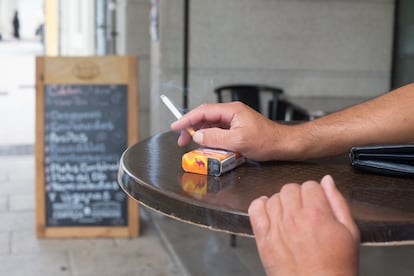 Un hombre fuma un cigarrillo en una terraza de Galicia, en una imagen de archivo.