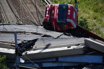 Un camión ladeado sobre los restos del puente Morando, un día después del desplome, el 15 de mayo de 2018.