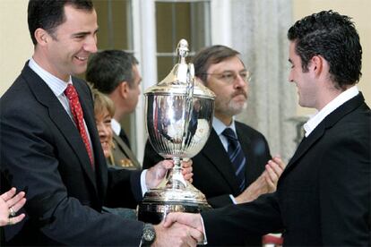 El príncipe Felipe entrega el Premio Don Felipe de Borbón al canoista David Cal Figueroa.