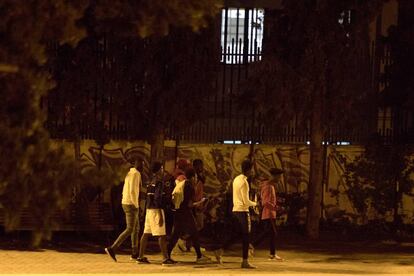 Varios menores extranjeros no acompañados en los alrededores del centro de acogida de Hortaleza (Madrid).